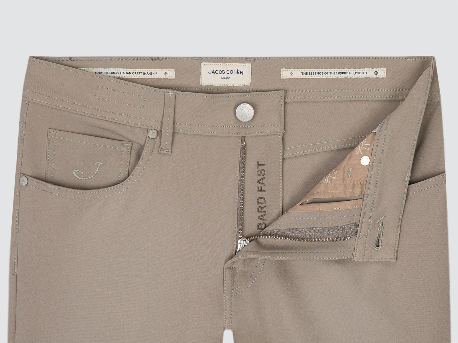 Bard Fast – Hose aus technischem Stretch-Cady in Beige