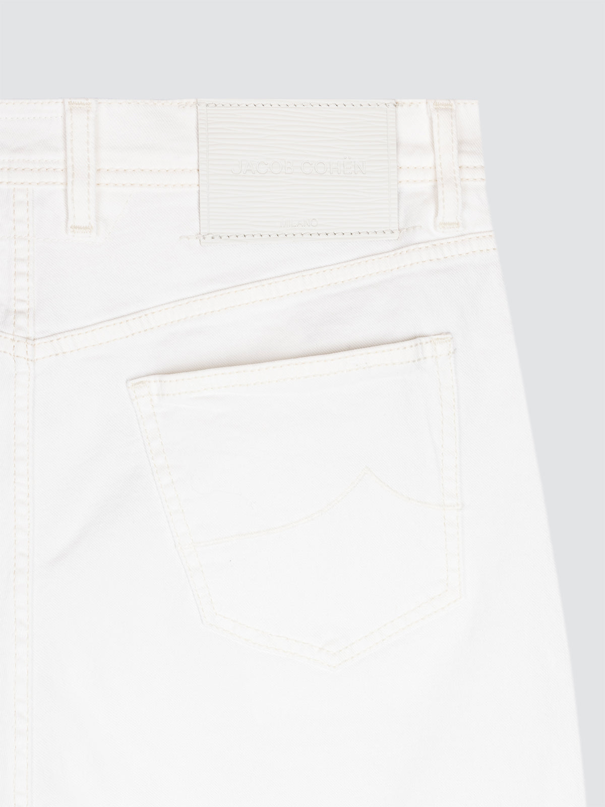 Close-up of a white bermuda short Jacob Cohen pocket on a light gray background