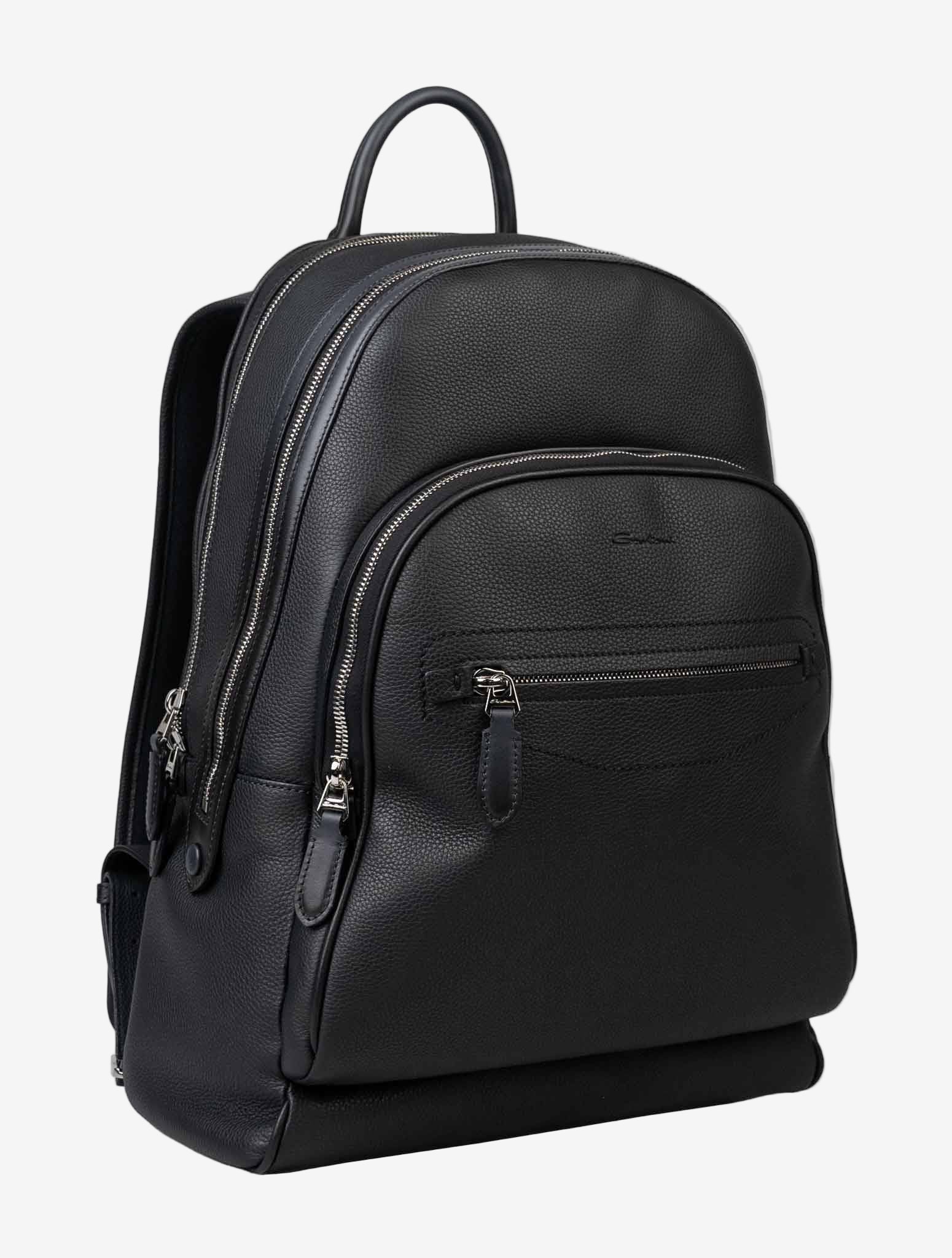 Schwarzer Rucksack getrommeltem Leder