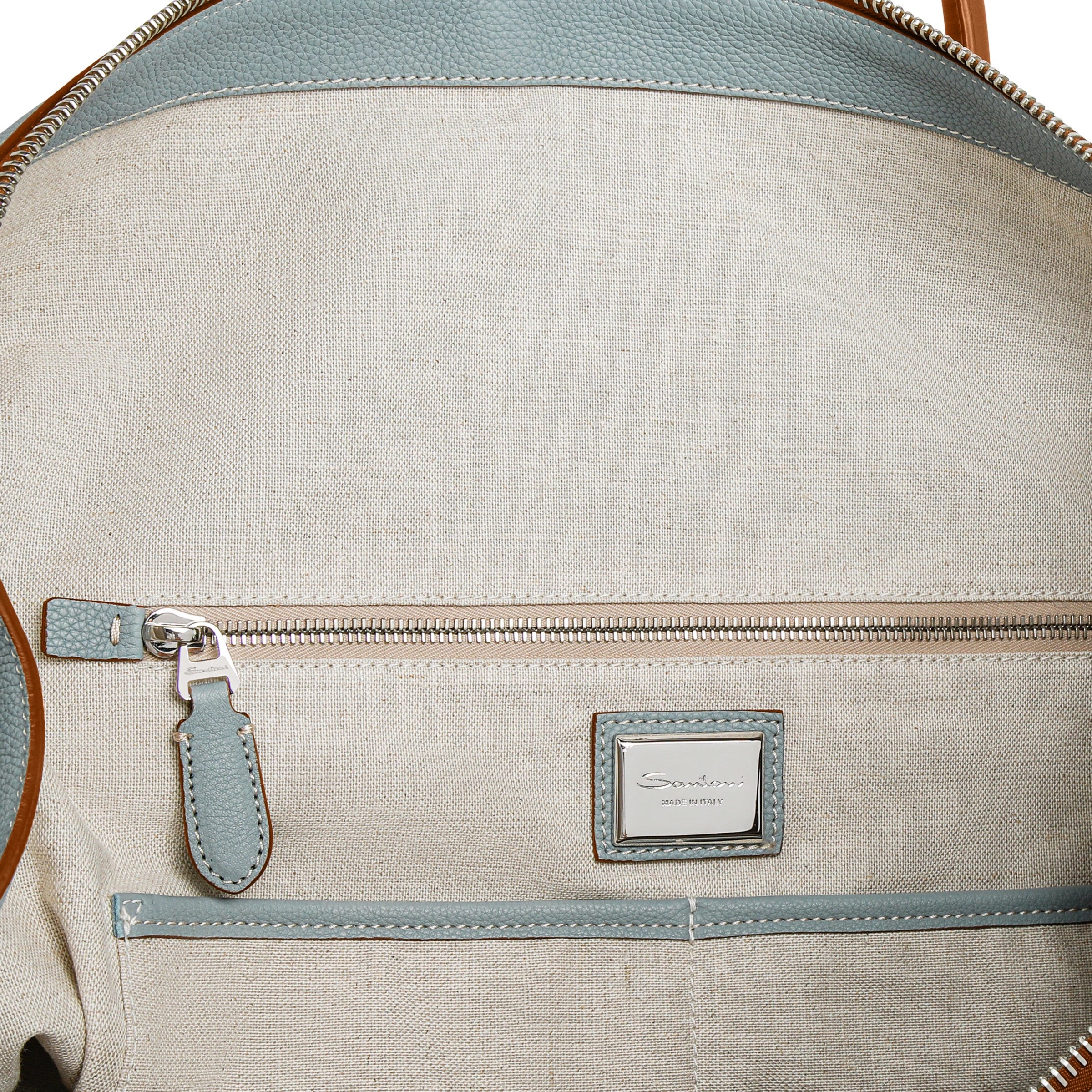 Hellblaue Reisetasche getrommeltem Leder
