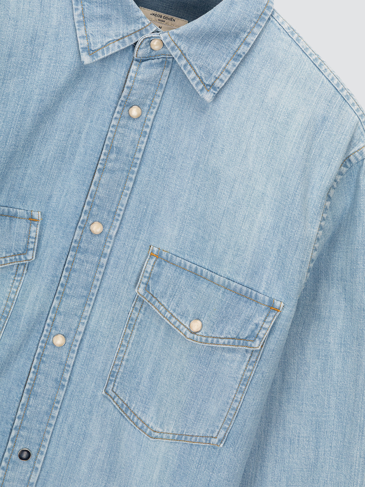 Westernhemd aus hellblauem leichtem Denim