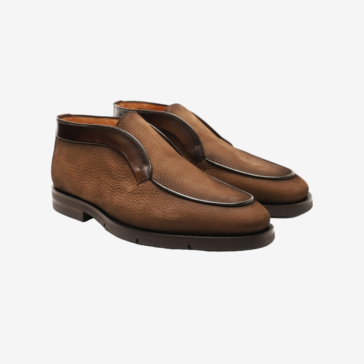 Braun Nubuk Desert boots gekröpfter Gummisohle