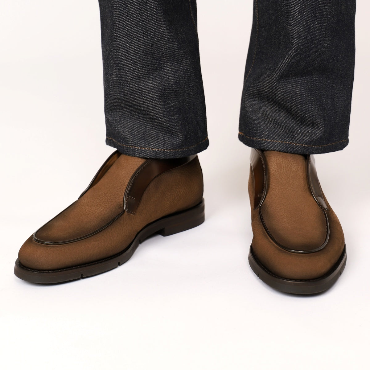 Braun Nubuk Desert boots gekröpfter Gummisohle