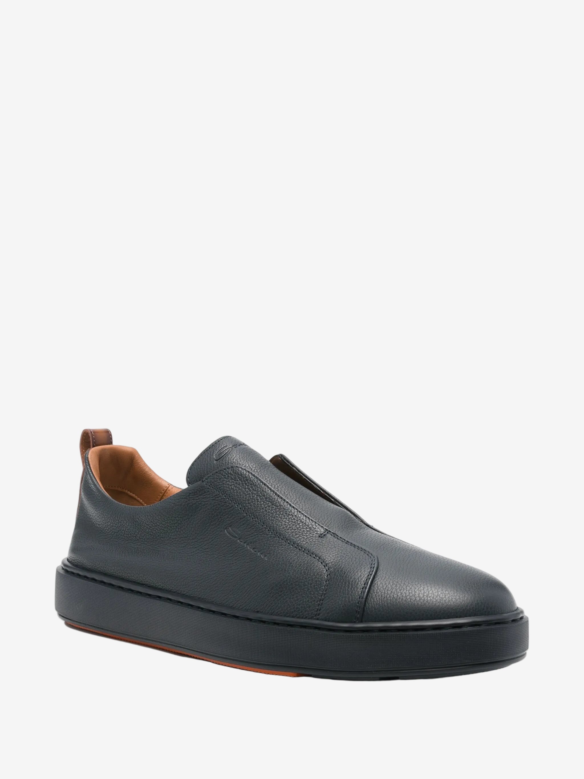 Schwarze Slip-On-Sneakers getrommeltem Leder