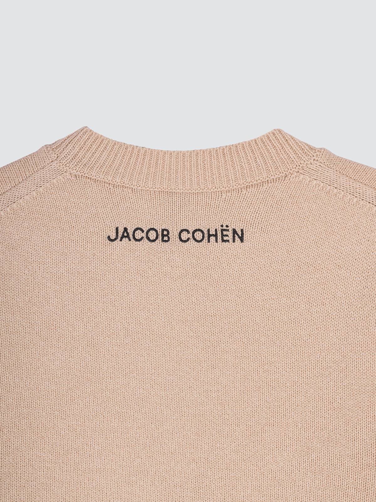 Close-up of the back neck of the cream wool-cashmere sweater, with the Jacob Cohën lettering