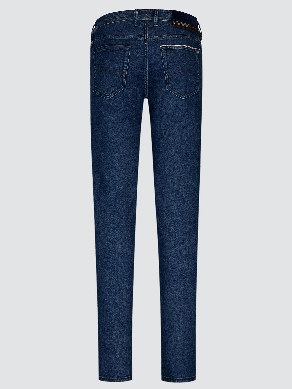 Back view of the Bard LTD jeans in dark blue selvedge denim by Jacob Cohën, showing the two back pockets and the leather waistband patch.