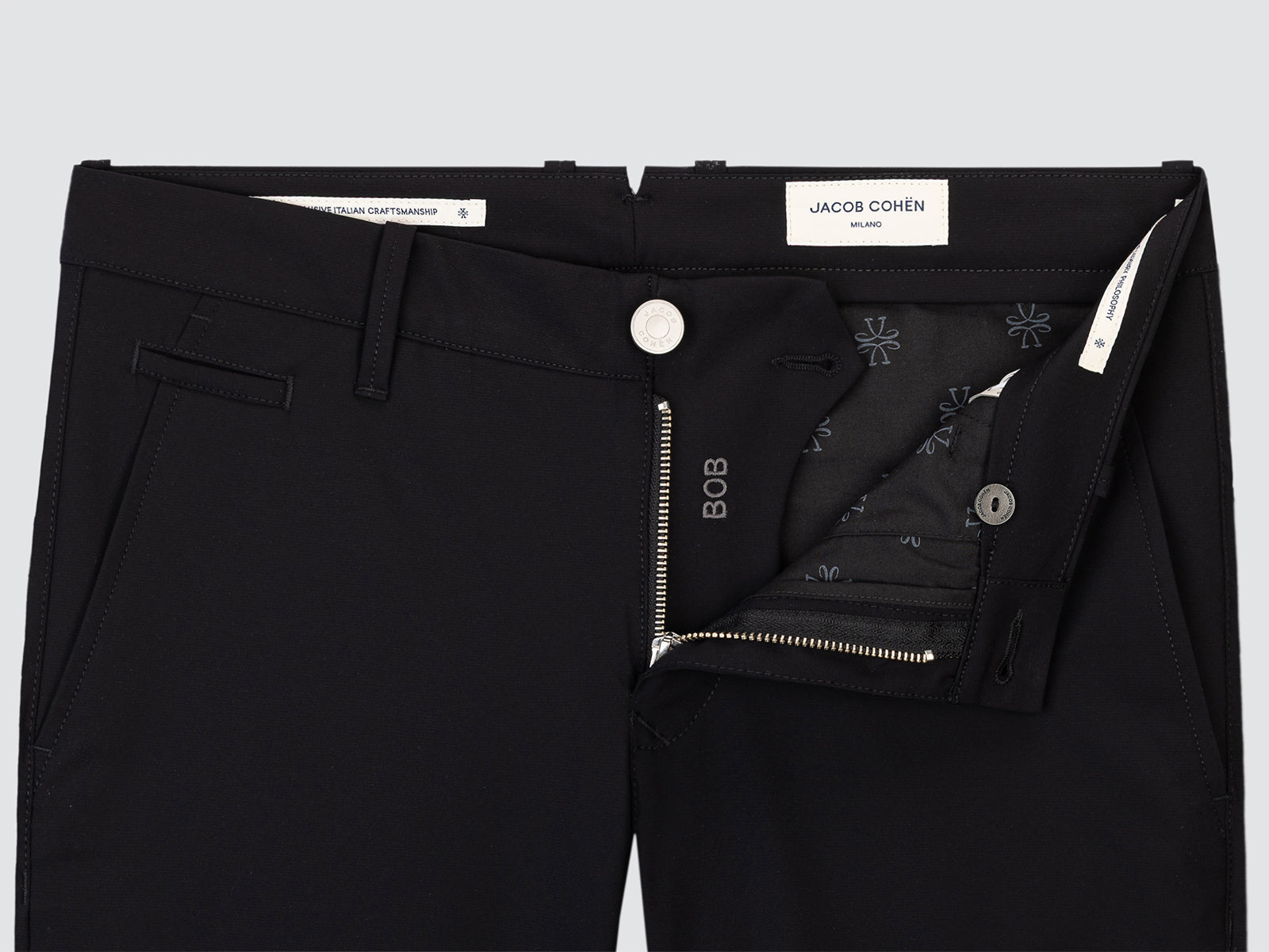 Bob Bermuda aus schwarzer Stretch-Mikrofaser