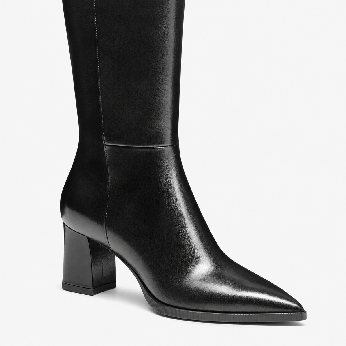 Boots Cuir noir bout pointu semelle gomme