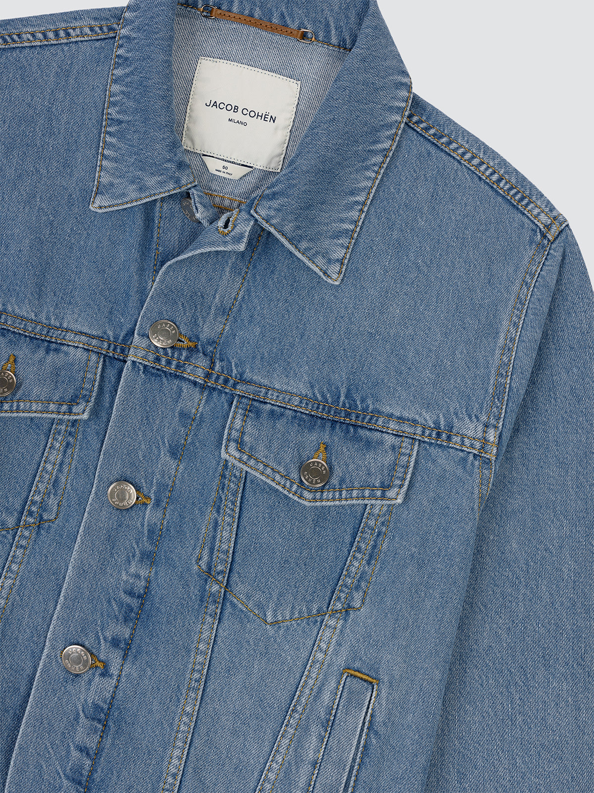 Trucker-Jacke aus hellblauem Comfort-Denim