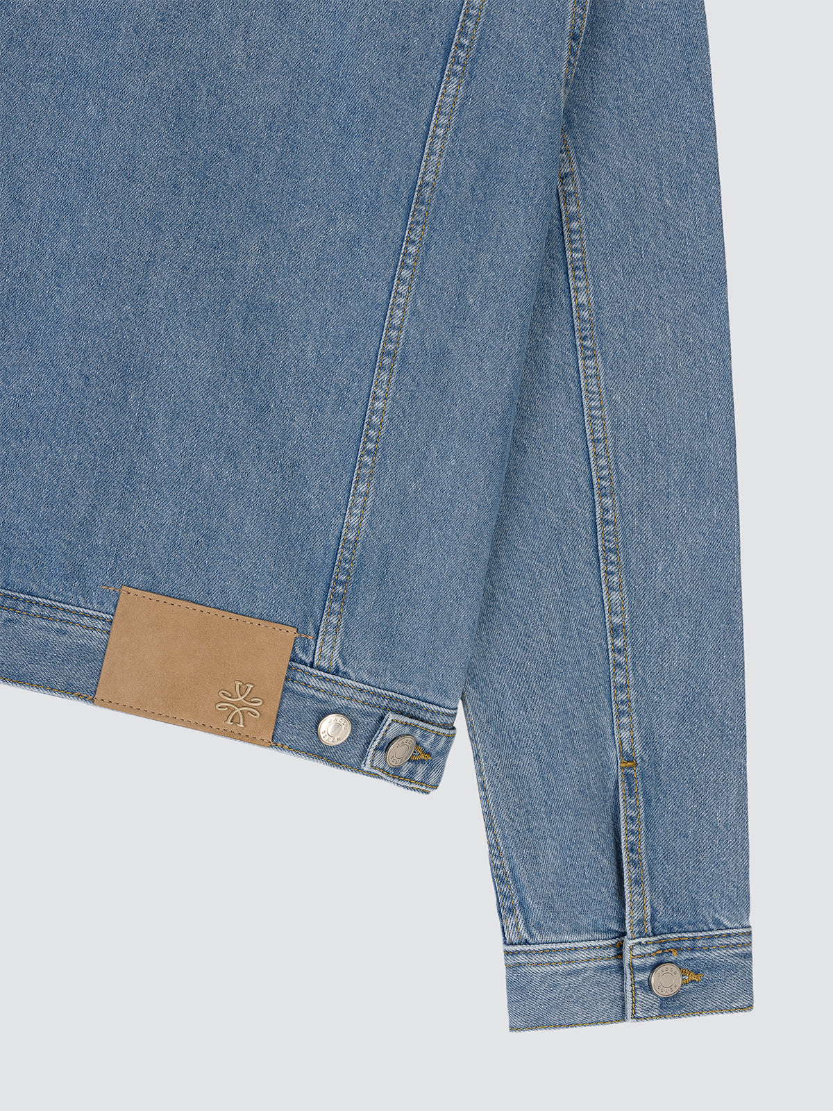 Trucker-Jacke aus hellblauem Comfort-Denim