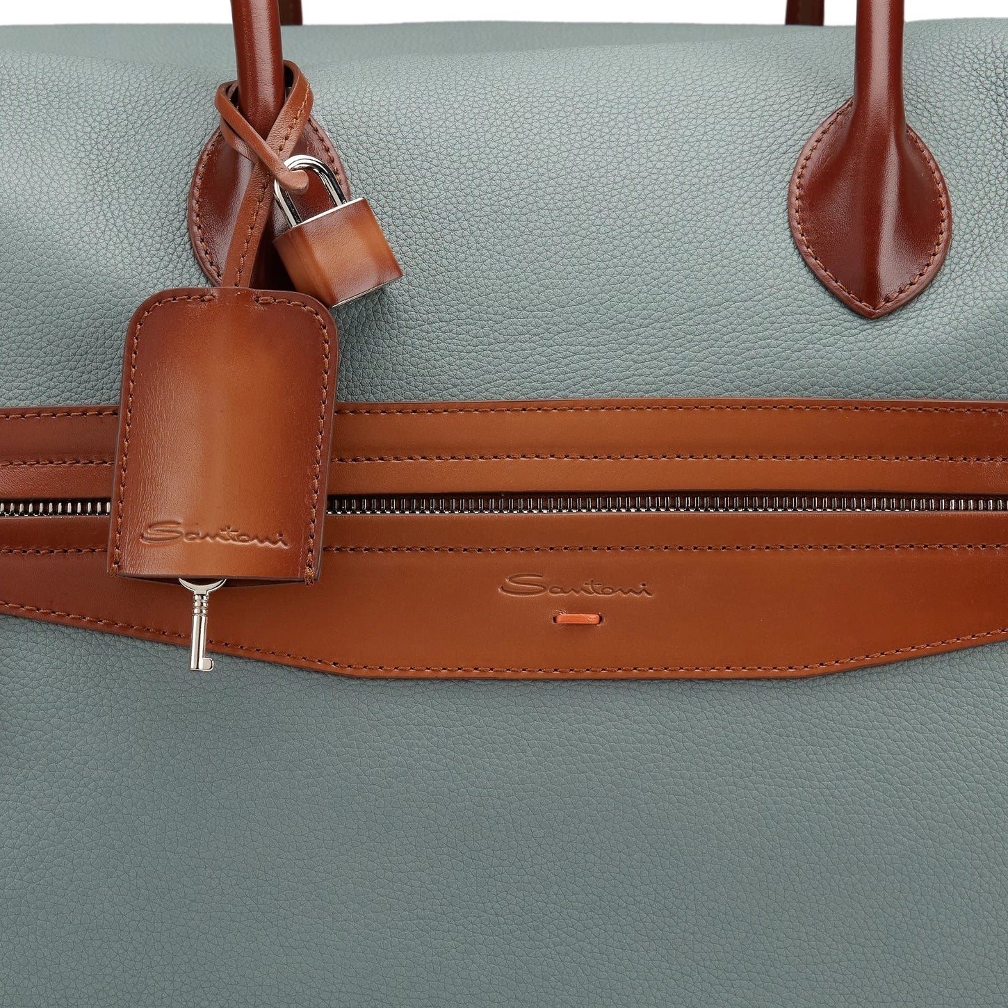 Licht blauw reistas gekreukt leer