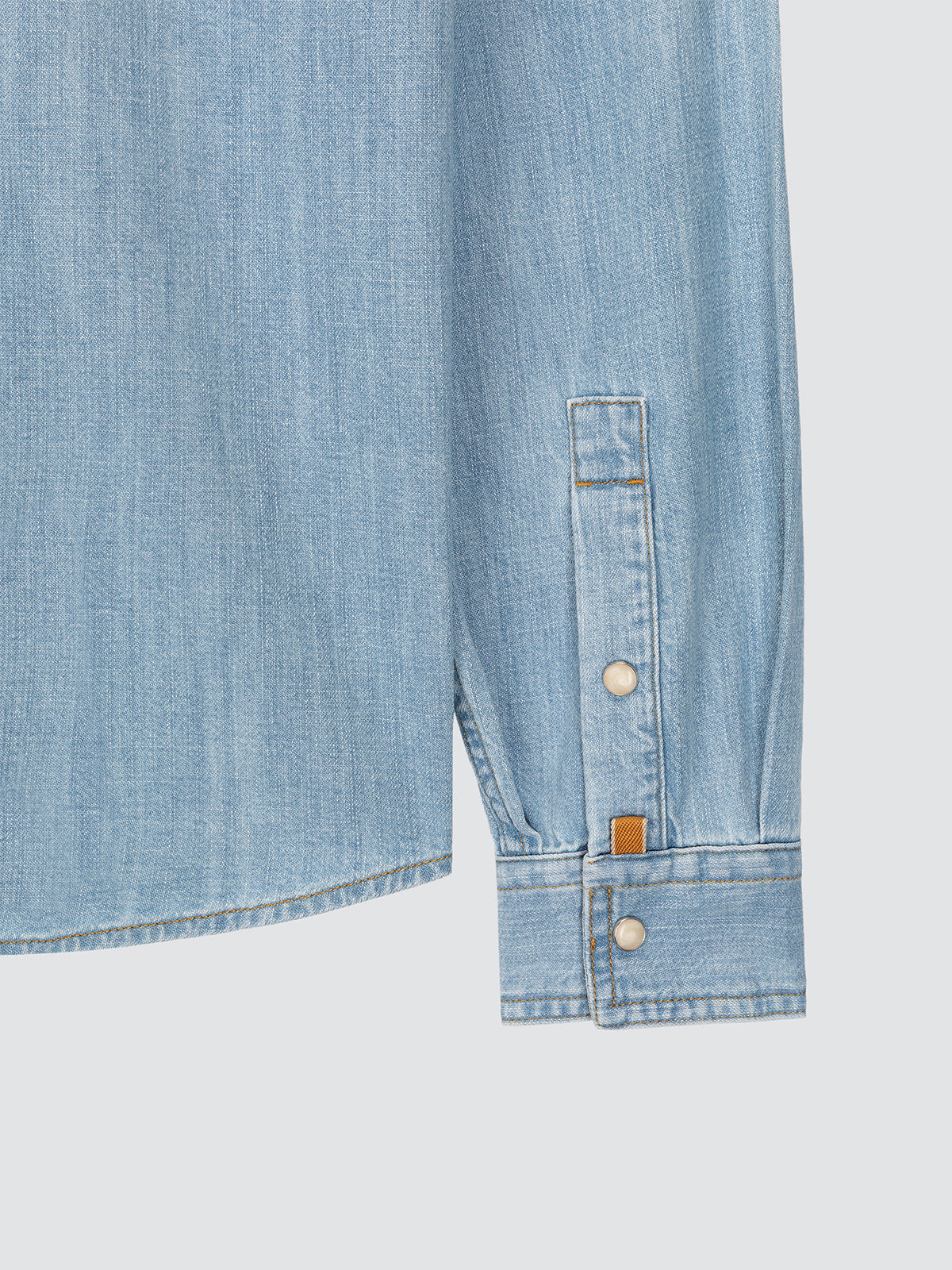 Westernhemd aus hellblauem leichtem Denim